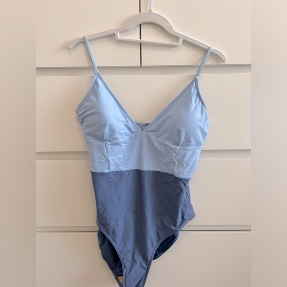 Summersalt Perfect Wrap One-Piece Swimsuit in Sky Blue and Mountain Size 8 - Picture 4 of 6
